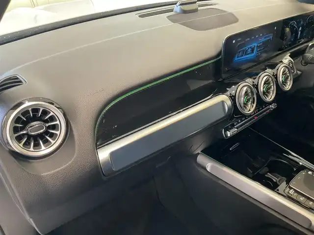 メルセデス・ベンツ Ｍ・ベンツ ＧＬＢ２００ｄ 4マチック AMGライン 熊本県 2022(令4)年 5.8万km ポーラホワイト ：スマートキー/・プッシュスタート/・アクティブステアリングアシスト/・DSR/・道路標識アシスト/・アクティブレーンキーピングアシスト/・アクティブブレーキアシスト/・アテンションアシスト/・ブラインドスポットモニター/・テーンチェンジアシスト/・クルーズコントロール(追従式)/・インテリジェントライトシステム/・ハーフレザーシート/・前席シートヒーター /・純正メモリナビ/　【Bluetooth・USB・AppleCarPlay・AndroidAuto】/・全方位カメラ/・ETC2.0/・ドライブレコーダー(前後録画)/・パワーバックドア/・LEDヘッドランプ/・純正マット/・保証書/取説