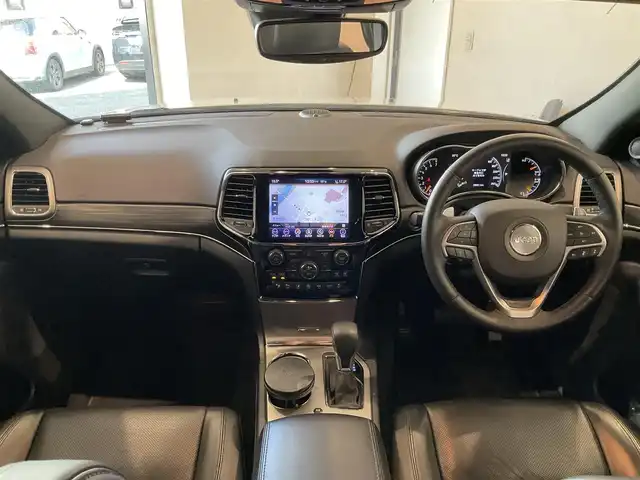 クライスラー・ジープ ジープ グランドチェロキー LTD 熊本県 2019(令1)年 3万km ブライトホワイトクリアコート ・スマートキー/・プッシュスタート/・全面衝突警告ブレーキ/・前後パークセンス/・リアパークセンスブレーキアシスト/・レーンセンス/・ヒルスタートアシスト/・オートディムハイビーム/・クルーズコントロール(追従式)/・ハーフレザーシート/・前席パワーシート/・全席シートヒーター/・前席エアシート /・ハンドルヒーター /・純正メモリナビ/　【Bluetooth・USB・AppleCarPlay・AndroidAuto】/・フルセグTV/・バックカメラ/・フロント＆左サイドカメラ/・ETC/・パワーバックドア/・LEDヘッドランプ/・LEDフォグランプ/・保証書/取説