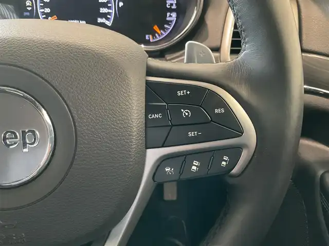 クライスラー・ジープ ジープ グランドチェロキー LTD 熊本県 2019(令1)年 3万km ブライトホワイトクリアコート ・スマートキー/・プッシュスタート/・全面衝突警告ブレーキ/・前後パークセンス/・リアパークセンスブレーキアシスト/・レーンセンス/・ヒルスタートアシスト/・オートディムハイビーム/・クルーズコントロール(追従式)/・ハーフレザーシート/・前席パワーシート/・全席シートヒーター/・前席エアシート /・ハンドルヒーター /・純正メモリナビ/　【Bluetooth・USB・AppleCarPlay・AndroidAuto】/・フルセグTV/・バックカメラ/・フロント＆左サイドカメラ/・ETC/・パワーバックドア/・LEDヘッドランプ/・LEDフォグランプ/・保証書/取説
