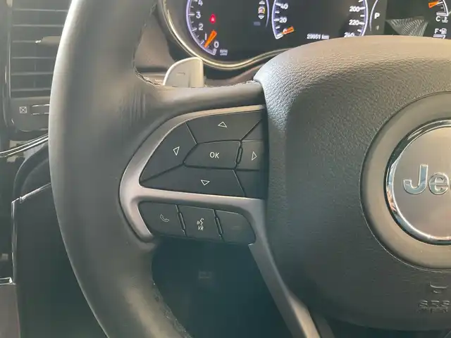クライスラー・ジープ ジープ グランドチェロキー LTD 熊本県 2019(令1)年 3万km ブライトホワイトクリアコート ・スマートキー/・プッシュスタート/・全面衝突警告ブレーキ/・前後パークセンス/・リアパークセンスブレーキアシスト/・レーンセンス/・ヒルスタートアシスト/・オートディムハイビーム/・クルーズコントロール(追従式)/・ハーフレザーシート/・前席パワーシート/・全席シートヒーター/・前席エアシート /・ハンドルヒーター /・純正メモリナビ/　【Bluetooth・USB・AppleCarPlay・AndroidAuto】/・フルセグTV/・バックカメラ/・フロント＆左サイドカメラ/・ETC/・パワーバックドア/・LEDヘッドランプ/・LEDフォグランプ/・保証書/取説