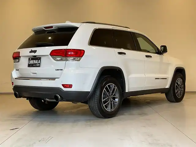 クライスラー・ジープ ジープ グランドチェロキー LTD 熊本県 2019(令1)年 3万km ブライトホワイトクリアコート ・スマートキー/・プッシュスタート/・全面衝突警告ブレーキ/・前後パークセンス/・リアパークセンスブレーキアシスト/・レーンセンス/・ヒルスタートアシスト/・オートディムハイビーム/・クルーズコントロール(追従式)/・ハーフレザーシート/・前席パワーシート/・全席シートヒーター/・前席エアシート /・ハンドルヒーター /・純正メモリナビ/　【Bluetooth・USB・AppleCarPlay・AndroidAuto】/・フルセグTV/・バックカメラ/・フロント＆左サイドカメラ/・ETC/・パワーバックドア/・LEDヘッドランプ/・LEDフォグランプ/・保証書/取説