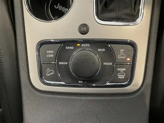 クライスラー・ジープ ジープ グランドチェロキー LTD 熊本県 2019(令1)年 3万km ブライトホワイトクリアコート ・スマートキー/・プッシュスタート/・全面衝突警告ブレーキ/・前後パークセンス/・リアパークセンスブレーキアシスト/・レーンセンス/・ヒルスタートアシスト/・オートディムハイビーム/・クルーズコントロール(追従式)/・ハーフレザーシート/・前席パワーシート/・全席シートヒーター/・前席エアシート /・ハンドルヒーター /・純正メモリナビ/　【Bluetooth・USB・AppleCarPlay・AndroidAuto】/・フルセグTV/・バックカメラ/・フロント＆左サイドカメラ/・ETC/・パワーバックドア/・LEDヘッドランプ/・LEDフォグランプ/・保証書/取説