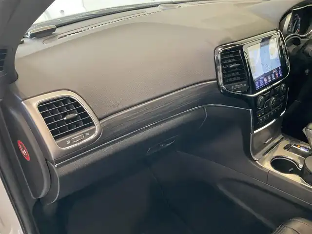クライスラー・ジープ ジープ グランドチェロキー LTD 熊本県 2019(令1)年 3万km ブライトホワイトクリアコート ・スマートキー/・プッシュスタート/・全面衝突警告ブレーキ/・前後パークセンス/・リアパークセンスブレーキアシスト/・レーンセンス/・ヒルスタートアシスト/・オートディムハイビーム/・クルーズコントロール(追従式)/・ハーフレザーシート/・前席パワーシート/・全席シートヒーター/・前席エアシート /・ハンドルヒーター /・純正メモリナビ/　【Bluetooth・USB・AppleCarPlay・AndroidAuto】/・フルセグTV/・バックカメラ/・フロント＆左サイドカメラ/・ETC/・パワーバックドア/・LEDヘッドランプ/・LEDフォグランプ/・保証書/取説