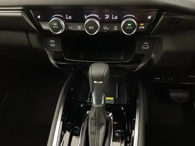 ホンダ ヴェゼル ハイブリッド e:HEV Z 新潟県 2025(令7)年 0.1千km プラチナホワイトパール 4WD/ホンダセンシング/Honda CONNECTディスプレー/　　フルセグ/BT/AppleCarPlay/AndroidAuto/バックカメラ/パワーバックドア/レーダークルーズコントロール/LEDオートライト/ハーフレザーシート/シートヒーター/純正18インチアルミホイール/ステアリングスイッチ/ステアリングヒーター/置くだけ充電/BSM/TypeCポート/パドルシフト/スマートキー/ビルトインETC2.o