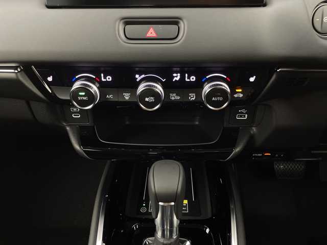 ホンダ ヴェゼル ハイブリッド e:HEV Z 新潟県 2025(令7)年 0.1千km プラチナホワイトパール 4WD/ホンダセンシング/Honda CONNECTディスプレー/　　フルセグ/BT/AppleCarPlay/AndroidAuto/バックカメラ/パワーバックドア/レーダークルーズコントロール/LEDオートライト/ハーフレザーシート/シートヒーター/純正18インチアルミホイール/ステアリングスイッチ/ステアリングヒーター/置くだけ充電/BSM/TypeCポート/パドルシフト/スマートキー/ビルトインETC2.o