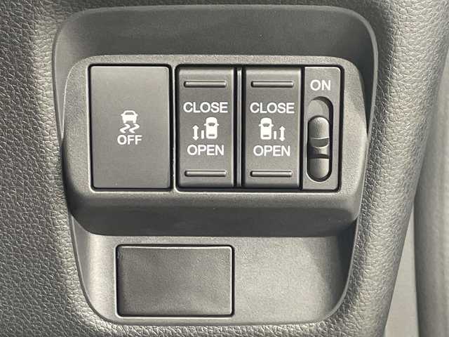 ホンダ フリード ハイブリット e:HEV クロスター 神奈川県 2025(令7)年 0.1千km クリスタルブラックパール 登録済未使用車/純正9インチナビ【LXM-242ZFNi】/AM/FM フルセグ Bluetooth AppleCarPlay　AndroidAuto/バックカメラ/両側パワースライドドア/ホンダセンシング/渋滞追従機能付アダプティブクルーズコントロール/ブラインドスポットインフォメーション/シートヒーター/ステアリングスイッチ/スマートキー/スペアキー/純正LEDヘッドライト/オートライト/オートハイビーム/純正15インチアルミホイール/ルーフレール/衝突軽減ブレーキ/後方誤発進抑制機能/誤発進抑制機能/近距離衝突軽減ブレーキ/路外逸脱抑制機能/トラフィックジャムアシスト/標識認識機能/歩行者事故低減ステアリング/路外逸脱抑制機能/車線維持支援システム/パーキングセンサーシステム/取扱説明書/保証書