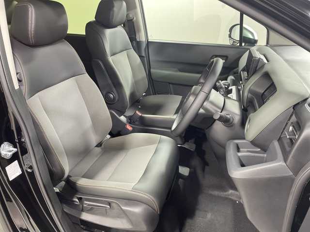 ホンダ フリード ハイブリット e:HEV クロスター 神奈川県 2025(令7)年 0.1千km クリスタルブラックパール 登録済未使用車/純正9インチナビ【LXM-242ZFNi】/AM/FM フルセグ Bluetooth AppleCarPlay　AndroidAuto/バックカメラ/両側パワースライドドア/ホンダセンシング/渋滞追従機能付アダプティブクルーズコントロール/ブラインドスポットインフォメーション/シートヒーター/ステアリングスイッチ/スマートキー/スペアキー/純正LEDヘッドライト/オートライト/オートハイビーム/純正15インチアルミホイール/ルーフレール/衝突軽減ブレーキ/後方誤発進抑制機能/誤発進抑制機能/近距離衝突軽減ブレーキ/路外逸脱抑制機能/トラフィックジャムアシスト/標識認識機能/歩行者事故低減ステアリング/路外逸脱抑制機能/車線維持支援システム/パーキングセンサーシステム/取扱説明書/保証書