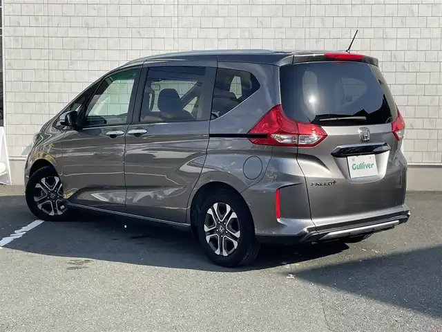ホンダ フリード＋ クロスター 愛知県 2023(令5)年 1.7万km スーパープラチナグレーメタリック 純正SDメモリーナビ/バックカメラ/フルセグTV/CD/DVD再生/ETC(新セキュリティ対応)/ミュージックサーバー(SD録音)/Bluetooth/USB接続/レーダークルーズコントロール/合成皮革シート/シートヒーター(D/N)/両側パワースライドドア/純正フロアマット/フルフラットシート/ウォークスルー(1列目)/純正15 インチアルミホイール/LEDヘッドライト/コーナーセンサー/横滑り防止装置/衝突軽減ブレーキ/レーンキープアシスト/スマートキー/プッシュスタート