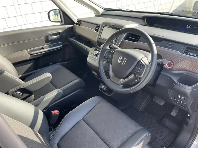 ホンダ フリード＋ クロスター 愛知県 2023(令5)年 1.7万km スーパープラチナグレーメタリック 純正SDメモリーナビ/バックカメラ/フルセグTV/CD/DVD再生/ETC(新セキュリティ対応)/ミュージックサーバー(SD録音)/Bluetooth/USB接続/レーダークルーズコントロール/合成皮革シート/シートヒーター(D/N)/両側パワースライドドア/純正フロアマット/フルフラットシート/ウォークスルー(1列目)/純正15 インチアルミホイール/LEDヘッドライト/コーナーセンサー/横滑り防止装置/衝突軽減ブレーキ/レーンキープアシスト/スマートキー/プッシュスタート