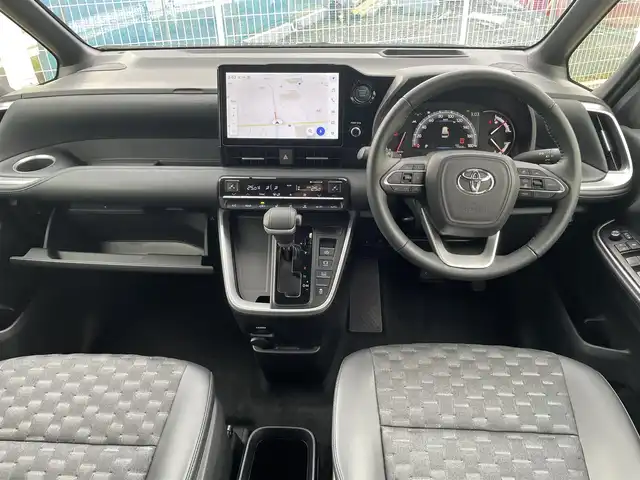 トヨタ ヴォクシー S－Z 埼玉県 2023(令5)年 1.4万km アティチュードブラックマイカ ワンオーナー/ハーフレザーシート/トヨタセーフティセンス/純正10.5インチディスプレイオーディオ/　T-Connectナビ/DTV/BT/USB/Miracast/オプションCD/DVDデッキ/バックカメラ/ドライビングサポートパッケージ/　・デジタルインナーミラー/　・カラーヘットアップディスプレイ/快適便利パッケージHigh/　・ハンズフリーデュアルパワー両側スライドドア/　・パワーバックドア（スイッチ車両サイド）/　・ナノイーX/　・ステアリングヒーター/　・キャプテンシート(シートヒーター＆オットマン)/前席シートヒーター/クリアランスソナー/ビルトインETC2.0/社外360度ドライブレコーダー/プッシュスタート/スマートキー/スペアキー