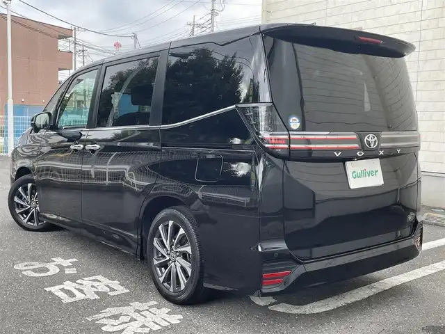 トヨタ ヴォクシー S－Z 埼玉県 2023(令5)年 1.4万km アティチュードブラックマイカ ワンオーナー/ハーフレザーシート/トヨタセーフティセンス/純正10.5インチディスプレイオーディオ/　T-Connectナビ/DTV/BT/USB/Miracast/オプションCD/DVDデッキ/バックカメラ/ドライビングサポートパッケージ/　・デジタルインナーミラー/　・カラーヘットアップディスプレイ/快適便利パッケージHigh/　・ハンズフリーデュアルパワー両側スライドドア/　・パワーバックドア（スイッチ車両サイド）/　・ナノイーX/　・ステアリングヒーター/　・キャプテンシート(シートヒーター＆オットマン)/前席シートヒーター/クリアランスソナー/ビルトインETC2.0/社外360度ドライブレコーダー/プッシュスタート/スマートキー/スペアキー