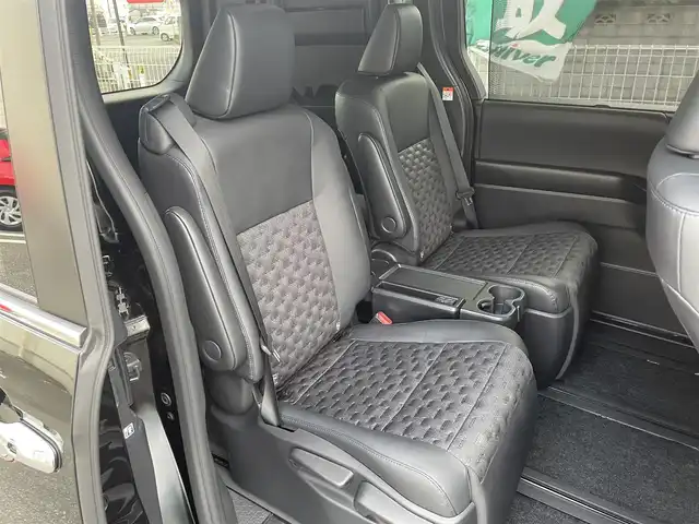 トヨタ ヴォクシー S－Z 埼玉県 2023(令5)年 1.4万km アティチュードブラックマイカ ワンオーナー/ハーフレザーシート/トヨタセーフティセンス/純正10.5インチディスプレイオーディオ/　T-Connectナビ/DTV/BT/USB/Miracast/オプションCD/DVDデッキ/バックカメラ/ドライビングサポートパッケージ/　・デジタルインナーミラー/　・カラーヘットアップディスプレイ/快適便利パッケージHigh/　・ハンズフリーデュアルパワー両側スライドドア/　・パワーバックドア（スイッチ車両サイド）/　・ナノイーX/　・ステアリングヒーター/　・キャプテンシート(シートヒーター＆オットマン)/前席シートヒーター/クリアランスソナー/ビルトインETC2.0/社外360度ドライブレコーダー/プッシュスタート/スマートキー/スペアキー