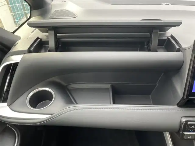 トヨタ ヴォクシー S－Z 埼玉県 2023(令5)年 1.4万km アティチュードブラックマイカ ワンオーナー/ハーフレザーシート/トヨタセーフティセンス/純正10.5インチディスプレイオーディオ/　T-Connectナビ/DTV/BT/USB/Miracast/オプションCD/DVDデッキ/バックカメラ/ドライビングサポートパッケージ/　・デジタルインナーミラー/　・カラーヘットアップディスプレイ/快適便利パッケージHigh/　・ハンズフリーデュアルパワー両側スライドドア/　・パワーバックドア（スイッチ車両サイド）/　・ナノイーX/　・ステアリングヒーター/　・キャプテンシート(シートヒーター＆オットマン)/前席シートヒーター/クリアランスソナー/ビルトインETC2.0/社外360度ドライブレコーダー/プッシュスタート/スマートキー/スペアキー
