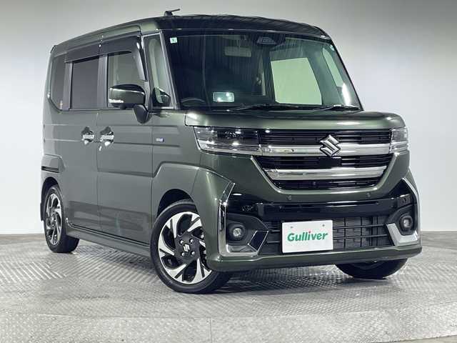 スズキ スペーシア カスタム HYBRID XS ターボ 神奈川県 2024(令6)年 0.7万km クールカーキPM ターボ/純正メモリーナビゲーション/フルセグ Bluetooth　HDMI　USB　Applecarplay　Androidauto/全方位カメラ/両側電動スライドドア【サンシェード】/セーフティサポート/デュアルセンサーブレーキサポート２/誤発進抑制機能/車線逸脱警報機能/車線維持支援機能/アダブティブクルーズコントロール/標識認識機能/車線逸脱警報機能/ふらつき警報/発進お知らせ機能/ハイビームアシスト/アイドリングストップ/前後センサー/ヘッドアップディスプレイ/革巻きステアリング　/パドルシフト/ステアリングヒーター/前席シートヒーター/合皮/ファブリックコンビシート/前席シートバックテーブル/シートバックアップポケット/助手席シートバックポケット/ETC/電動パーキングブレーキ/オートブレーキホールド/プッシュスタート/スマートキー/LEDヘッドライト/オートライト/LEDフロントフォグランプ/純正リアスポイラー/純正15インチアルミホイール/取説　保証書　スペアキー