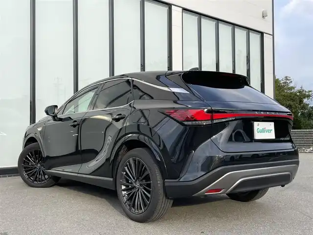 レクサス ＲＸ 350h バージョンL 大阪府 2023(令5)年 2.2万km グラファイトブラックガラスフレーク レクサスセーフティシステム/・レーダークルーズコントロール/・プリクラッシュセーフティー/・パーキングサポートブレーキー/・レーントレーシングアシスト/・ロードサインアシスト/・フロントクロストラフィックアラート/・アダプティブハイビームシステム/純正14インチナビ/・Bluetooth/CD/DVD/フルセグTV/USB/　ラジオ/主要装備/・パノラミックビューモニター/・サンルーフ/・BSM/・HUD/・ハーフレザーシート/・パワーシート/メモリー機能付き/・シートヒーター/エアシート/・ステアリングヒーター/・ステアリングリモコン/・オートホールド/・電動リアゲート/・コーナーセンサー/・スマートルームミラー/・社外防水マット/・ETC2.0