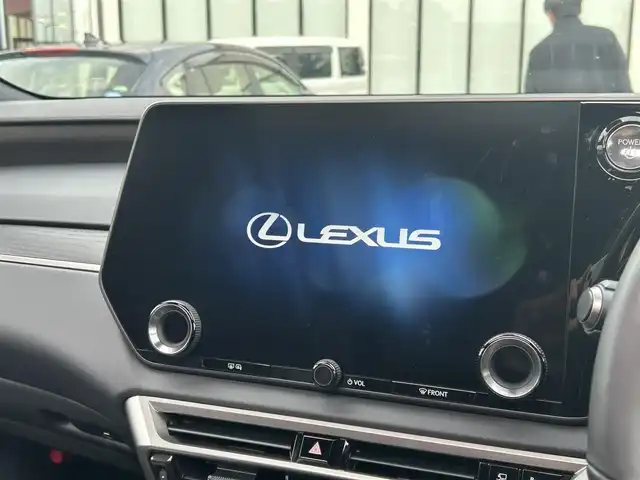 レクサス ＲＸ 350h バージョンL 大阪府 2023(令5)年 2.2万km グラファイトブラックガラスフレーク レクサスセーフティシステム/・レーダークルーズコントロール/・プリクラッシュセーフティー/・パーキングサポートブレーキー/・レーントレーシングアシスト/・ロードサインアシスト/・フロントクロストラフィックアラート/・アダプティブハイビームシステム/純正14インチナビ/・Bluetooth/CD/DVD/フルセグTV/USB/　ラジオ/主要装備/・パノラミックビューモニター/・サンルーフ/・BSM/・HUD/・ハーフレザーシート/・パワーシート/メモリー機能付き/・シートヒーター/エアシート/・ステアリングヒーター/・ステアリングリモコン/・オートホールド/・電動リアゲート/・コーナーセンサー/・スマートルームミラー/・社外防水マット/・ETC2.0