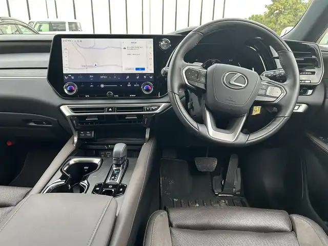 レクサス ＲＸ 350h バージョンL 大阪府 2023(令5)年 2.2万km グラファイトブラックガラスフレーク レクサスセーフティシステム/・レーダークルーズコントロール/・プリクラッシュセーフティー/・パーキングサポートブレーキー/・レーントレーシングアシスト/・ロードサインアシスト/・フロントクロストラフィックアラート/・アダプティブハイビームシステム/純正14インチナビ/・Bluetooth/CD/DVD/フルセグTV/USB/　ラジオ/主要装備/・パノラミックビューモニター/・サンルーフ/・BSM/・HUD/・ハーフレザーシート/・パワーシート/メモリー機能付き/・シートヒーター/エアシート/・ステアリングヒーター/・ステアリングリモコン/・オートホールド/・電動リアゲート/・コーナーセンサー/・スマートルームミラー/・社外防水マット/・ETC2.0