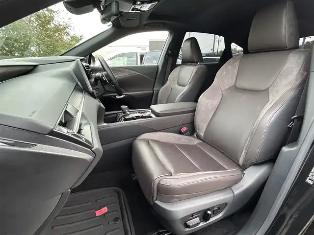 レクサス ＲＸ 350h バージョンL 大阪府 2023(令5)年 2.2万km グラファイトブラックガラスフレーク レクサスセーフティシステム/・レーダークルーズコントロール/・プリクラッシュセーフティー/・パーキングサポートブレーキー/・レーントレーシングアシスト/・ロードサインアシスト/・フロントクロストラフィックアラート/・アダプティブハイビームシステム/純正14インチナビ/・Bluetooth/CD/DVD/フルセグTV/USB/　ラジオ/主要装備/・パノラミックビューモニター/・サンルーフ/・BSM/・HUD/・ハーフレザーシート/・パワーシート/メモリー機能付き/・シートヒーター/エアシート/・ステアリングヒーター/・ステアリングリモコン/・オートホールド/・電動リアゲート/・コーナーセンサー/・スマートルームミラー/・社外防水マット/・ETC2.0