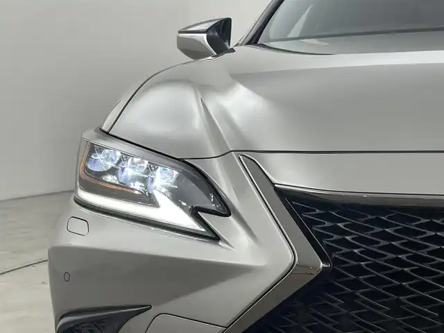 レクサス ＥＳ 300h Fスポーツ 福岡県 2020(令2)年 4.8万km ソニックチタニウム ムーンルーフ　/純正１２．３型ナビ/フルセグTV　/バックカメラ　/ワイヤレス充電　/ビルトインETC２．０　/ドライブレコーダー　/レクサスセーフティセンス　/レーダークルーズコントロール　/コーナーセンサー　/衝突軽減ブレーキ　/レーンキープ　/アクセル踏み間違い防止　/ヘッドアップディスプレイ　/シートメモリー付きパワーシート　/シートベンチレーション／ヒーター　/ステアリングヒーター　/パワートランク　/純正アルミホイール