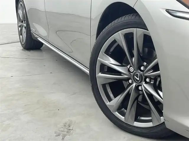 レクサス ＥＳ 300h Fスポーツ 福岡県 2020(令2)年 4.8万km ソニックチタニウム ムーンルーフ　/純正１２．３型ナビ/フルセグTV　/バックカメラ　/ワイヤレス充電　/ビルトインETC２．０　/ドライブレコーダー　/レクサスセーフティセンス　/レーダークルーズコントロール　/コーナーセンサー　/衝突軽減ブレーキ　/レーンキープ　/アクセル踏み間違い防止　/ヘッドアップディスプレイ　/シートメモリー付きパワーシート　/シートベンチレーション／ヒーター　/ステアリングヒーター　/パワートランク　/純正アルミホイール