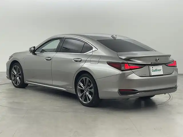 レクサス ＥＳ 300h Fスポーツ 福岡県 2020(令2)年 4.8万km ソニックチタニウム ムーンルーフ　/純正１２．３型ナビ/フルセグTV　/バックカメラ　/ワイヤレス充電　/ビルトインETC２．０　/ドライブレコーダー　/レクサスセーフティセンス　/レーダークルーズコントロール　/コーナーセンサー　/衝突軽減ブレーキ　/レーンキープ　/アクセル踏み間違い防止　/ヘッドアップディスプレイ　/シートメモリー付きパワーシート　/シートベンチレーション／ヒーター　/ステアリングヒーター　/パワートランク　/純正アルミホイール