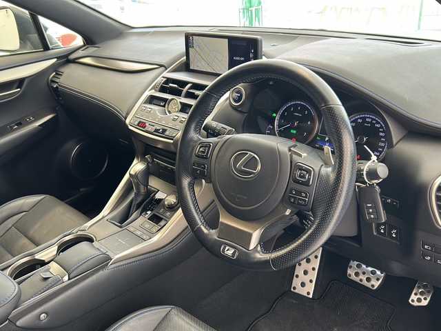 レクサス ＮＸ 300h クール&ブライト 岐阜県 2021(令3)年 7.4万km ホワイトノーヴァガラスフレーク ワンオーナー/サンルーフ/Ｆスポーツベース特別仕様車/プリクラッシュセーフティ/レーダークルーズコントロール/レーンキープアシスト/ブラインドスポットモニター/オートマチックハイビーム/黒革シート/純正ナビ/全周囲モニター/Bluetooth/フルセグTV/DVD/ビルトインETC2.0/ドライブレコーダー/３眼LEDヘッドライト/ヘッドアップディスプレイ/後席電動格納シート/前席パワーシート/シートメモリー/ベンチレーション/シートヒーター/ステアリングヒーター/電動リアゲート/パドルシフト/電子パーキング/コーナーセンサー/カーテンエアバック/ニーエアバック/カードキー/保証書/取扱説明書
