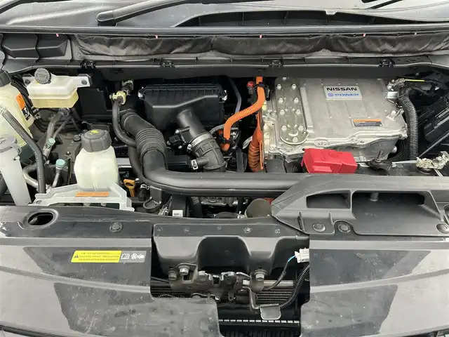 日産 セレナ e－パワー ハイウェイスター V 千葉県 2021(令3)年 6.6万km ブリリアントホワイトパール 2トーン 禁煙車/エマージェンシーブレーキ/・プロパイロット/・車線逸脱警報システム/・ブラインドスポットモニター/純正１０型メモリナビ/・CD/DVD/Bluetooth/フルセグTV/・ビルトインETC/・アラウンドビューモニター/インテリジェントルームミラー/両側パワースライドドア/革巻きステアリング/・ステアリングスイッチ/電子パーキング/・ブレーキホールド/左右独立エアコン/純正フロアマット/純正15インチAW/オートライト/・LEDヘッドライト/・LEDフォグランプ