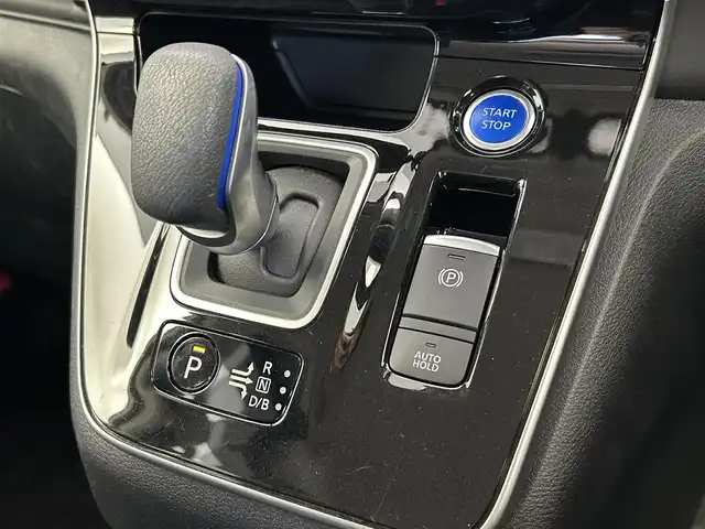 日産 セレナ e－パワー ハイウェイスター V 千葉県 2021(令3)年 6.6万km ブリリアントホワイトパール 2トーン 禁煙車/エマージェンシーブレーキ/・プロパイロット/・車線逸脱警報システム/・ブラインドスポットモニター/純正１０型メモリナビ/・CD/DVD/Bluetooth/フルセグTV/・ビルトインETC/・アラウンドビューモニター/インテリジェントルームミラー/両側パワースライドドア/革巻きステアリング/・ステアリングスイッチ/電子パーキング/・ブレーキホールド/左右独立エアコン/純正フロアマット/純正15インチAW/オートライト/・LEDヘッドライト/・LEDフォグランプ