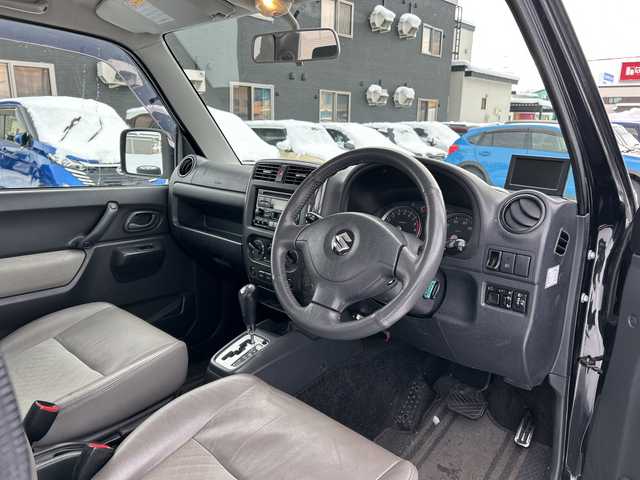 スズキ ジムニー ランドベンチャー 道北・旭川 2008(平20)年 9.2万km ブルーイッシュブラックパール3 /4WD//CDオーディオ//運転席シートヒーター//バックカメラ//ミラーヒーター//革巻きステアリング//ETC//フォグランプ//夏タイヤ積込//スペアキー//純正フロアマット//ドアバイザー//電動格納ミラー//保証書