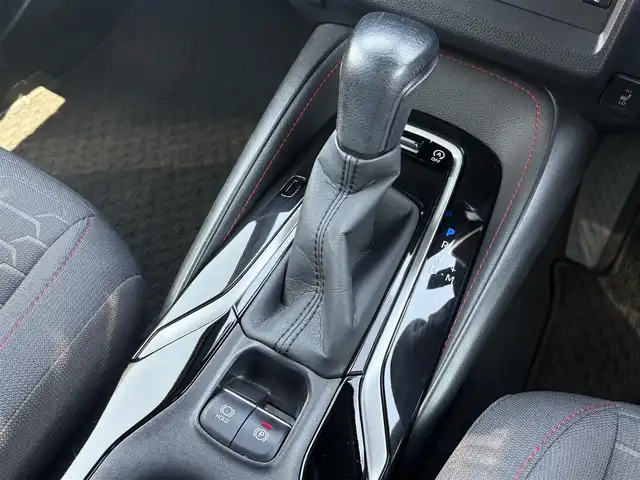 トヨタ カローラ スポーツ G Z 徳島県 2021(令3)年 2.6万km プラチナホワイトパールマイカ 純正ナビ（AM/FM/TV/DVD/CD/BT)/プッシュスタート/バックカメラ/クルーズコントロール（追従有）/ビルトインETC/フルセグTV（走行中視聴不可）/ヘッドアップディスプレイ/ドライブレコーダー（前後）/純正フロアマット/シートヒーター（前席）/コーナーセンサー/パドルシフト/オートホールド/横滑り防止装置/レーンキープアシスト/盗難防止装置/オートライト/オートハイビーム/LEDヘッドライト