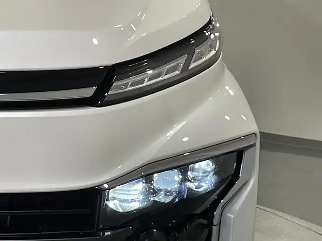 トヨタ ヴォクシー S－Z 愛知県 2023(令5)年 2.4万km ホワイトパールクリスタルシャイン 純正１０．５インチナビ　/(AM/FM/フルセグTV//Bluetooth/USB/HDMI/CarPlay/Miracast)/トヨタチームメイト　/　-アドバンストパーク　/　-アドバンストドライブ　/　-パノラマミックビューモニター/　-パーキングサポートブレーキ　/ＨＤＭＩ　/ビルトインＥＴＣ２．０　/両側電動スライドドア　/トヨタセーフティセンス/　　-プリクラッシュセーフティ/　　-レーントレーシングアシスト［LTA］/　　-レーンディパーチャーアラート［LDA］/　　-レーダークルーズコントロール（全車速追従機能付）/　　-オートマチックハイビーム［AHB］/　　-ロードサインアシスト［RSA］/　　-ドライバー異常時対応システム/　　-プロアクティブドライビングアシスト［PDA］/　　-発進遅れ告知機能［TMN］/３眼LEDヘッドライト/シートヒーター/オートブレーキホールド機能/ドライブレコーダー
