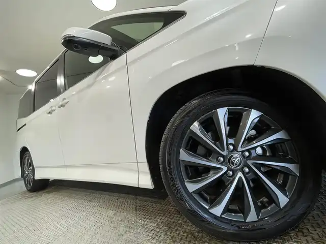 トヨタ ヴォクシー S－Z 愛知県 2023(令5)年 2.4万km ホワイトパールクリスタルシャイン 純正１０．５インチナビ　/(AM/FM/フルセグTV//Bluetooth/USB/HDMI/CarPlay/Miracast)/トヨタチームメイト　/　-アドバンストパーク　/　-アドバンストドライブ　/　-パノラマミックビューモニター/　-パーキングサポートブレーキ　/ＨＤＭＩ　/ビルトインＥＴＣ２．０　/両側電動スライドドア　/トヨタセーフティセンス/　　-プリクラッシュセーフティ/　　-レーントレーシングアシスト［LTA］/　　-レーンディパーチャーアラート［LDA］/　　-レーダークルーズコントロール（全車速追従機能付）/　　-オートマチックハイビーム［AHB］/　　-ロードサインアシスト［RSA］/　　-ドライバー異常時対応システム/　　-プロアクティブドライビングアシスト［PDA］/　　-発進遅れ告知機能［TMN］/３眼LEDヘッドライト/シートヒーター/オートブレーキホールド機能/ドライブレコーダー