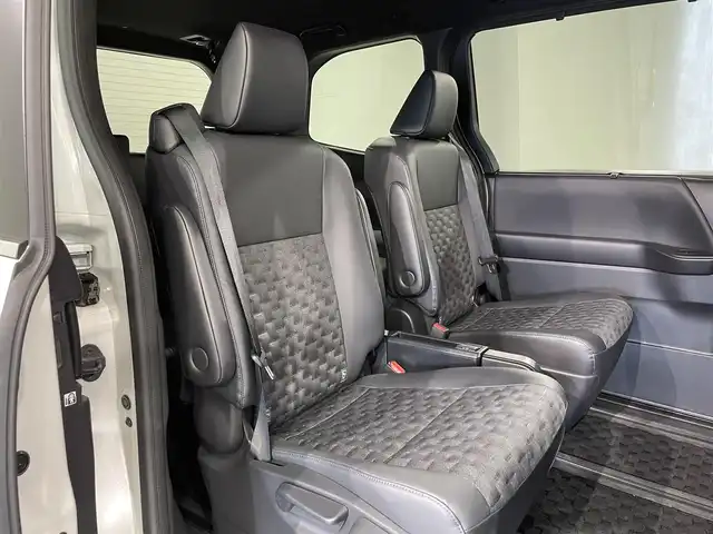 トヨタ ヴォクシー S－Z 愛知県 2023(令5)年 2.4万km ホワイトパールクリスタルシャイン 純正１０．５インチナビ　/(AM/FM/フルセグTV//Bluetooth/USB/HDMI/CarPlay/Miracast)/トヨタチームメイト　/　-アドバンストパーク　/　-アドバンストドライブ　/　-パノラマミックビューモニター/　-パーキングサポートブレーキ　/ＨＤＭＩ　/ビルトインＥＴＣ２．０　/両側電動スライドドア　/トヨタセーフティセンス/　　-プリクラッシュセーフティ/　　-レーントレーシングアシスト［LTA］/　　-レーンディパーチャーアラート［LDA］/　　-レーダークルーズコントロール（全車速追従機能付）/　　-オートマチックハイビーム［AHB］/　　-ロードサインアシスト［RSA］/　　-ドライバー異常時対応システム/　　-プロアクティブドライビングアシスト［PDA］/　　-発進遅れ告知機能［TMN］/３眼LEDヘッドライト/シートヒーター/オートブレーキホールド機能/ドライブレコーダー