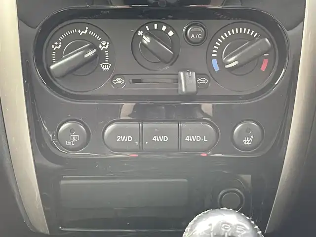 スズキ ジムニー ランドベンチャー 岐阜県 2015(平27)年 2.1万km スチールシルバーM /ワンオーナー//社外オーディオ/(CD.USB.チューナーメインユニット)//シートヒーター//フォグランプ//保証書//取扱説明書