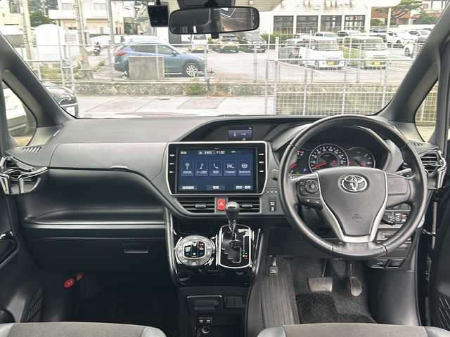 トヨタ ノア Si ダブルバイビーⅡ 沖縄県 2020(令2)年 4.7万km ブラック モデリスタエアロ　/純正１０型ナビ　/　（ＡＭ／ＦＭ／ＣＤ／ＤＶＤ／ＢＴ）　/フルセグＴＶ　/バックモニター　/純正フリップダウンモニター　/トヨタセーフティーセンス　/両側パワスラ　/ハーフレザーシート/クルコン　/純正フロアマット/純正16インチAW/LEDヘッドライト/オートライト/ＥＴＣ