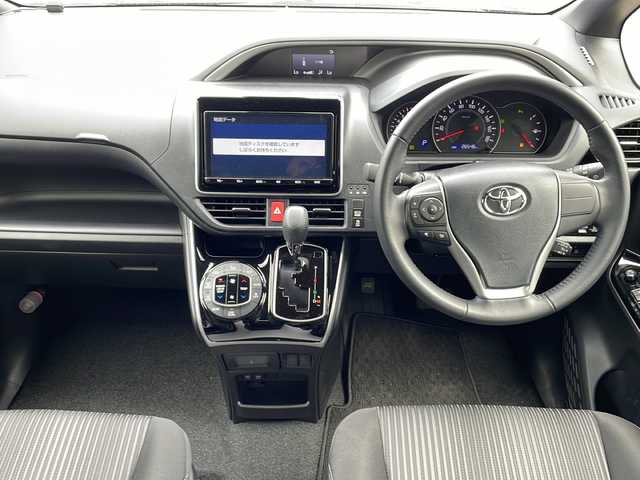 トヨタ ヴォクシー ZS 煌Ⅱ 長野県 2020(令2)年 2.7万km イナズマスパーキングブラックガラスフレーク トヨタ純正9インチSDナビ/（NSZT-Y68T）/FM・AM・DVD・CD・フルセグTV/Bluetooth Audio/バックカメラ/純正16インチアルミホイール/両側パワースライドドア/前後コーナーセンサー/アイドリングストップ/クルーズコントロール/衝突軽減ブレーキ/革巻きステアリング/オートハイビーム/LEDヘッドライト/プッシュスタート/スマートキー/ETC2.0