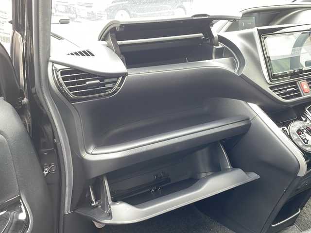 トヨタ ヴォクシー ZS 煌Ⅱ 長野県 2020(令2)年 2.7万km イナズマスパーキングブラックガラスフレーク トヨタ純正9インチSDナビ/（NSZT-Y68T）/FM・AM・DVD・CD・フルセグTV/Bluetooth Audio/バックカメラ/純正16インチアルミホイール/両側パワースライドドア/前後コーナーセンサー/アイドリングストップ/クルーズコントロール/衝突軽減ブレーキ/革巻きステアリング/オートハイビーム/LEDヘッドライト/プッシュスタート/スマートキー/ETC2.0