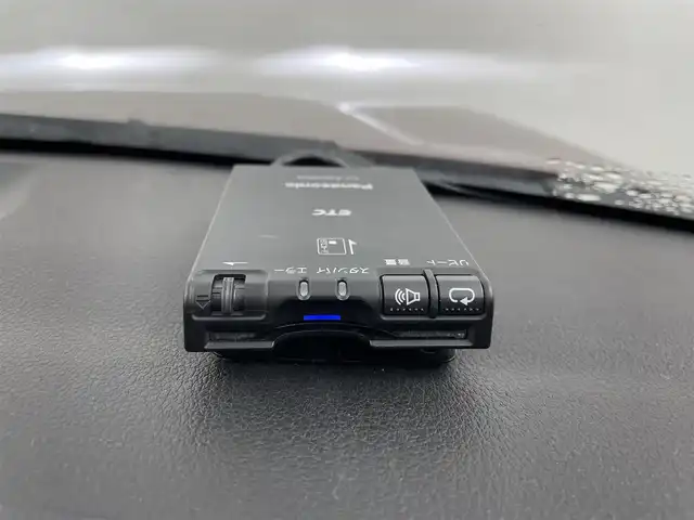 トヨタ ライズ X 大分県 2022(令4)年 4.9万km ファイアークォーツレッドM スマートアシスト搭載/・衝突回避支援ブレーキ機能/・車線逸脱警報機能/・車線逸脱抑制制御機能/・ふらつき機能/・路側逸脱警報/・ブレーキ制御付誤発進抑制機能（前後）/・先行車発進お知らせ機能/・オートハイビーム/・コーナーセンサー/社外ナビ　型式：AVIC-RZ503/【BT対応、CD、DVD、AM/FM】/ステアリングスイッチ/バックカメラ/プッシュスタート/ETC/ドライブレコーダー/アイドリングストップ/横滑り防止装置/電動格納ミラー/純正フロアマット/オートライト/LEDヘッドライト/保証書、取説