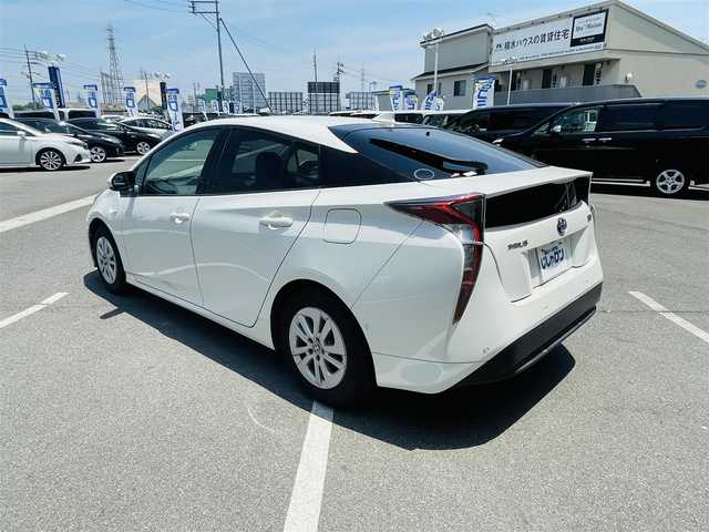 トヨタ プリウス Sセーフティプラス 岡山県 2017(平29)年 12.8万km ホワイトパールクリスタルシャイン (株)IDOMが運営する【じしゃロン岡山店】の自社ローン専用車両です。こちらは現金またはオートローンご利用時の価格です。 自社ローンご希望の方は別途その旨お申し付け下さい/・社外ナビゲーション/・バックカメラ/・トヨタセーフティーセンス/・ＥＴＣ