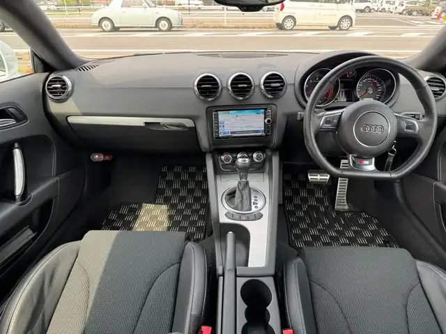 アウディ ＴＴクーペ 1．8 TFSI Sライン 滋賀県 2014(平26)年 3万km 白 純正メーカーナビ/　フルセグ Bluetooth CD DVD  ミュージックサーバー/ハーフレザーシート（黒）/ビルトインETC/純正HIDヘッドライト/フォグランプ/オートライト/純正18アルミ/純正フロアマット/スペアキー/電動格納ミラー/
