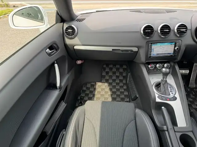 アウディ ＴＴクーペ 1．8 TFSI Sライン 滋賀県 2014(平26)年 3万km 白 純正メーカーナビ/　フルセグ Bluetooth CD DVD  ミュージックサーバー/ハーフレザーシート（黒）/ビルトインETC/純正HIDヘッドライト/フォグランプ/オートライト/純正18アルミ/純正フロアマット/スペアキー/電動格納ミラー/