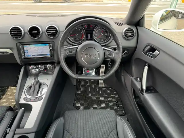 アウディ ＴＴクーペ 1．8 TFSI Sライン 滋賀県 2014(平26)年 3万km 白 純正メーカーナビ/　フルセグ Bluetooth CD DVD  ミュージックサーバー/ハーフレザーシート（黒）/ビルトインETC/純正HIDヘッドライト/フォグランプ/オートライト/純正18アルミ/純正フロアマット/スペアキー/電動格納ミラー/