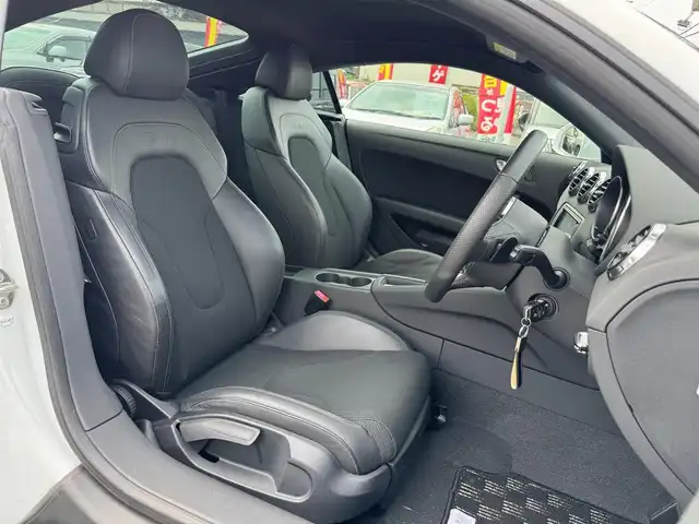 アウディ ＴＴクーペ 1．8 TFSI Sライン 滋賀県 2014(平26)年 3万km 白 純正メーカーナビ/　フルセグ Bluetooth CD DVD  ミュージックサーバー/ハーフレザーシート（黒）/ビルトインETC/純正HIDヘッドライト/フォグランプ/オートライト/純正18アルミ/純正フロアマット/スペアキー/電動格納ミラー/