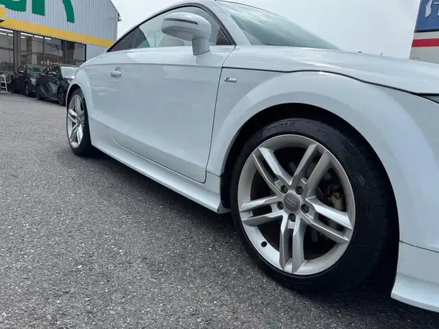 アウディ ＴＴクーペ 1．8 TFSI Sライン 滋賀県 2014(平26)年 3万km 白 純正メーカーナビ/　フルセグ Bluetooth CD DVD  ミュージックサーバー/ハーフレザーシート（黒）/ビルトインETC/純正HIDヘッドライト/フォグランプ/オートライト/純正18アルミ/純正フロアマット/スペアキー/電動格納ミラー/