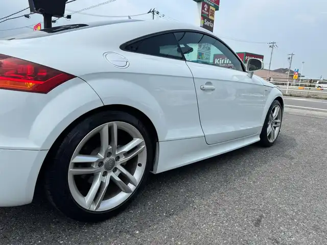 アウディ ＴＴクーペ 1．8 TFSI Sライン 滋賀県 2014(平26)年 3万km 白 純正メーカーナビ/　フルセグ Bluetooth CD DVD  ミュージックサーバー/ハーフレザーシート（黒）/ビルトインETC/純正HIDヘッドライト/フォグランプ/オートライト/純正18アルミ/純正フロアマット/スペアキー/電動格納ミラー/