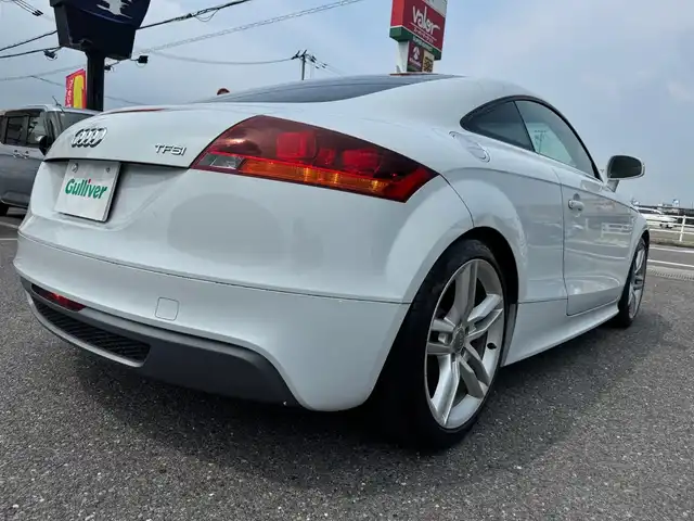 アウディ ＴＴクーペ 1．8 TFSI Sライン 滋賀県 2014(平26)年 3万km 白 純正メーカーナビ/　フルセグ Bluetooth CD DVD  ミュージックサーバー/ハーフレザーシート（黒）/ビルトインETC/純正HIDヘッドライト/フォグランプ/オートライト/純正18アルミ/純正フロアマット/スペアキー/電動格納ミラー/
