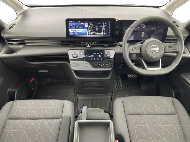 日産 セレナ e－パワー XV 富山県 2024(令6)年 0.5万km プリズムホワイト 純正12.3型ナビ（AM/FM/BT/USB/HDM）/フルセグTV/全方位カメラ/ドライブレコーダー/デジタルインナーミラー/ETC/ブラインドスポットモニター/両側パワースライドドア/シートヒーター/ハンドルヒーター/衝突被害軽減システム/レーダークルーズコントロール/レーンキープアシスト/コーナーセンサー/横滑り防止装置/アイドリングストップ/純正フロアマット/オートホールド付電子パーキング/革巻きステアリング/ステアリングスイッチ/スマートキー/スペアキー