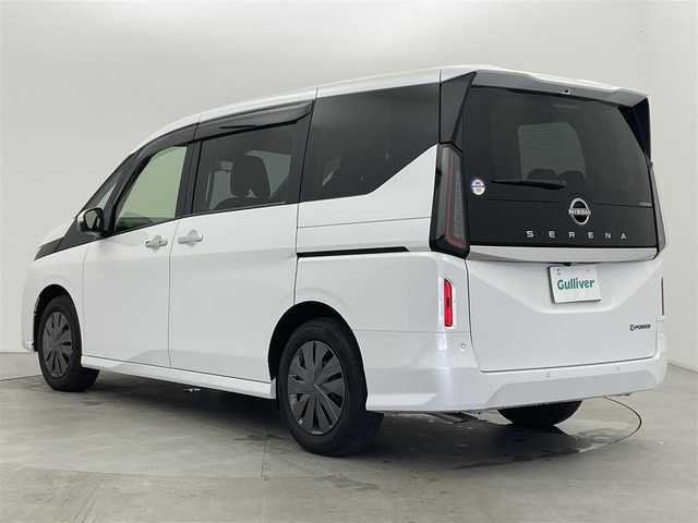 日産 セレナ e－パワー XV 富山県 2024(令6)年 0.5万km プリズムホワイト 純正12.3型ナビ（AM/FM/BT/USB/HDM）/フルセグTV/全方位カメラ/ドライブレコーダー/デジタルインナーミラー/ETC/ブラインドスポットモニター/両側パワースライドドア/シートヒーター/ハンドルヒーター/衝突被害軽減システム/レーダークルーズコントロール/レーンキープアシスト/コーナーセンサー/横滑り防止装置/アイドリングストップ/純正フロアマット/オートホールド付電子パーキング/革巻きステアリング/ステアリングスイッチ/スマートキー/スペアキー