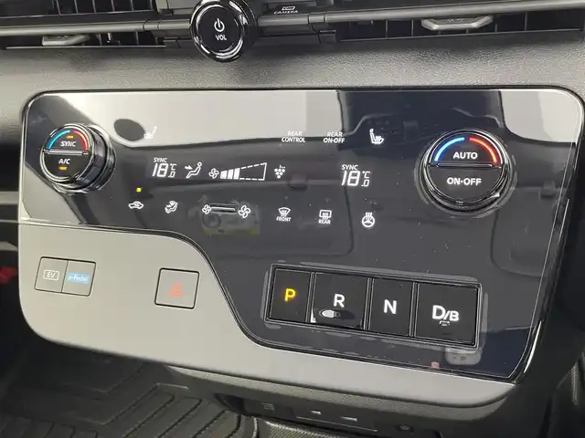 日産 セレナ e－パワー XV 富山県 2024(令6)年 0.5万km プリズムホワイト 純正12.3型ナビ（AM/FM/BT/USB/HDM）/フルセグTV/全方位カメラ/ドライブレコーダー/デジタルインナーミラー/ETC/ブラインドスポットモニター/両側パワースライドドア/シートヒーター/ハンドルヒーター/衝突被害軽減システム/レーダークルーズコントロール/レーンキープアシスト/コーナーセンサー/横滑り防止装置/アイドリングストップ/純正フロアマット/オートホールド付電子パーキング/革巻きステアリング/ステアリングスイッチ/スマートキー/スペアキー