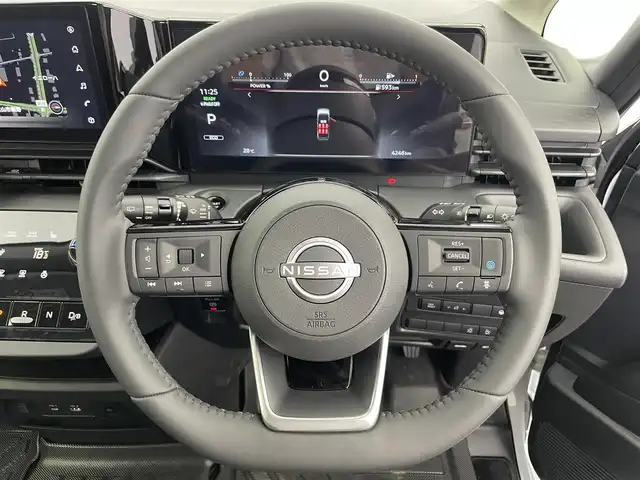 日産 セレナ e－パワー XV 富山県 2024(令6)年 0.5万km プリズムホワイト 純正12.3型ナビ（AM/FM/BT/USB/HDM）/フルセグTV/全方位カメラ/ドライブレコーダー/デジタルインナーミラー/ETC/ブラインドスポットモニター/両側パワースライドドア/シートヒーター/ハンドルヒーター/衝突被害軽減システム/レーダークルーズコントロール/レーンキープアシスト/コーナーセンサー/横滑り防止装置/アイドリングストップ/純正フロアマット/オートホールド付電子パーキング/革巻きステアリング/ステアリングスイッチ/スマートキー/スペアキー